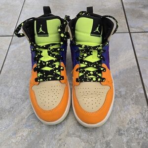 Air Jordan 1 Mid SE  Boys' Shoes